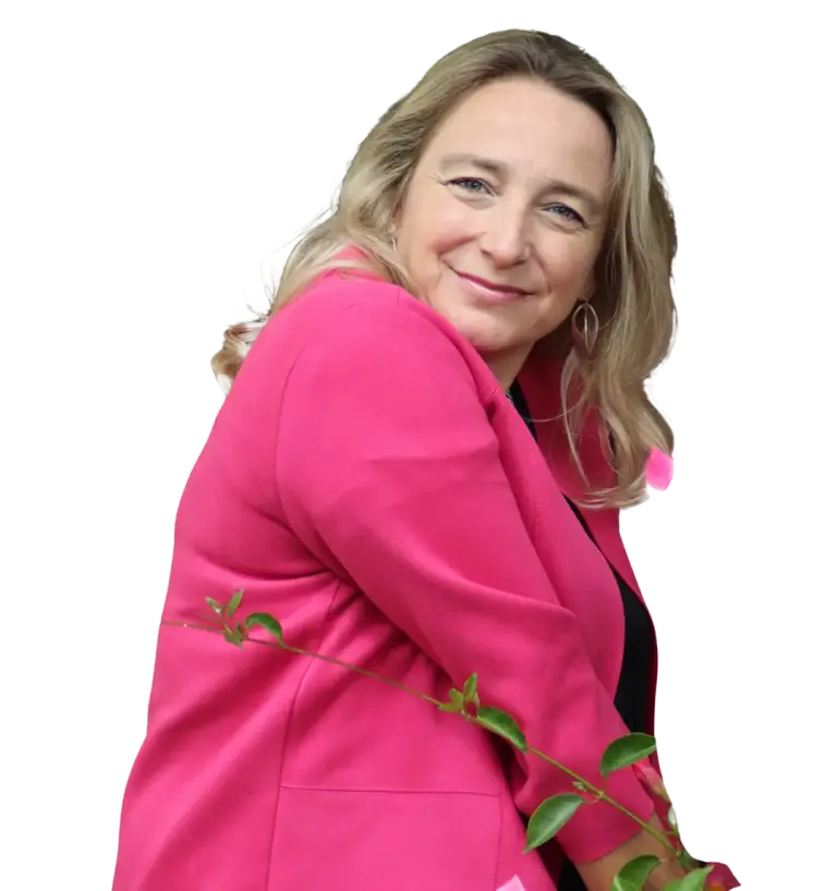 Silvia Lindner im pinkfarbenen Blazer