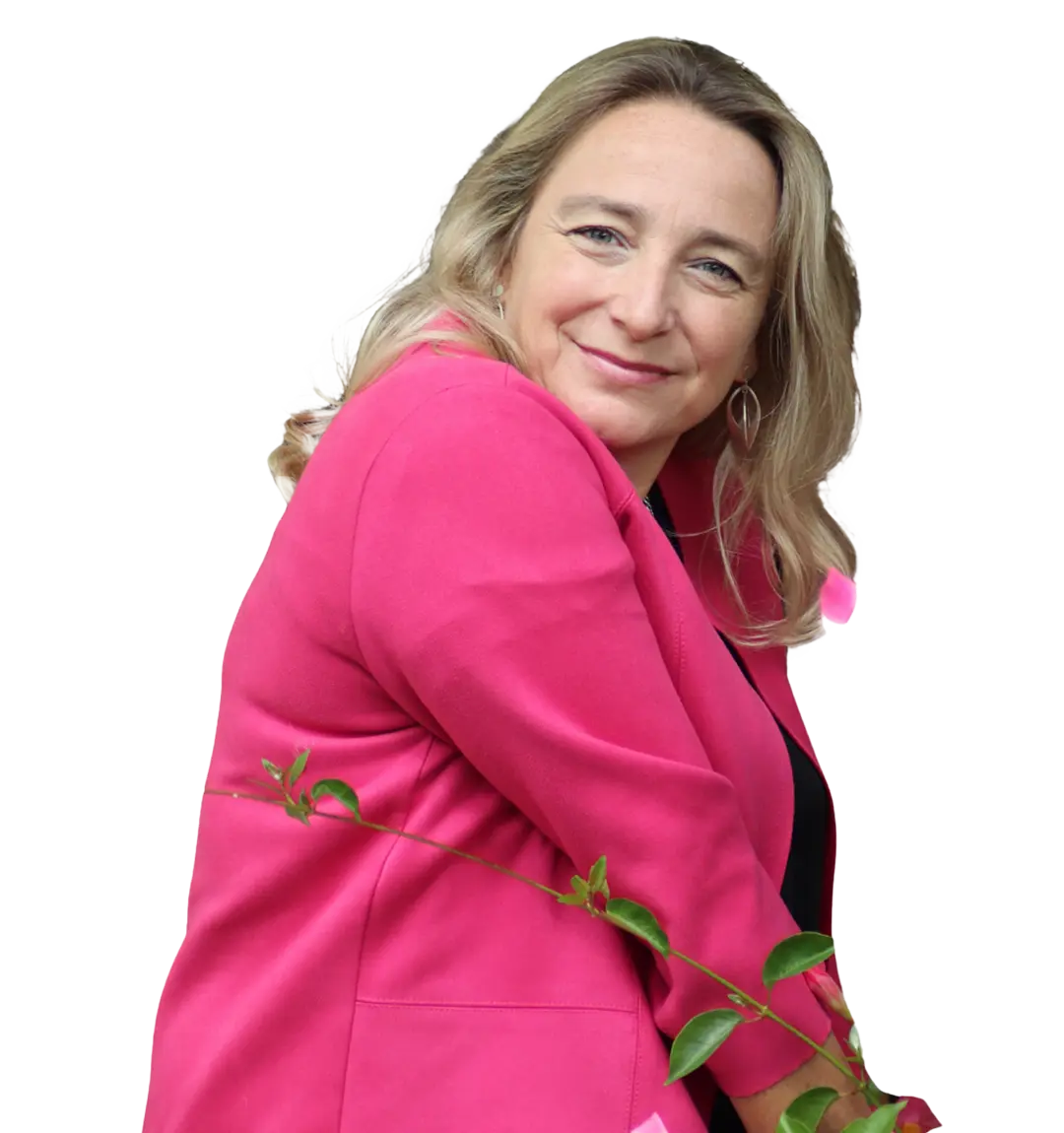 Silvia Lindner lächelt, im pinkfarbenen Blazer