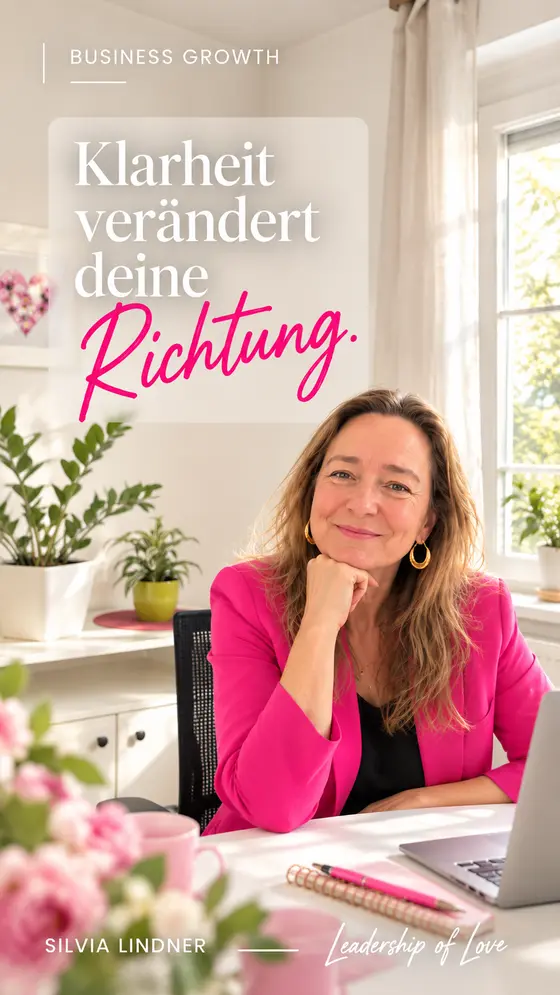 Story-Bild: Klarheit verändert deine Richtung, Silvia im sonnigen Büro
